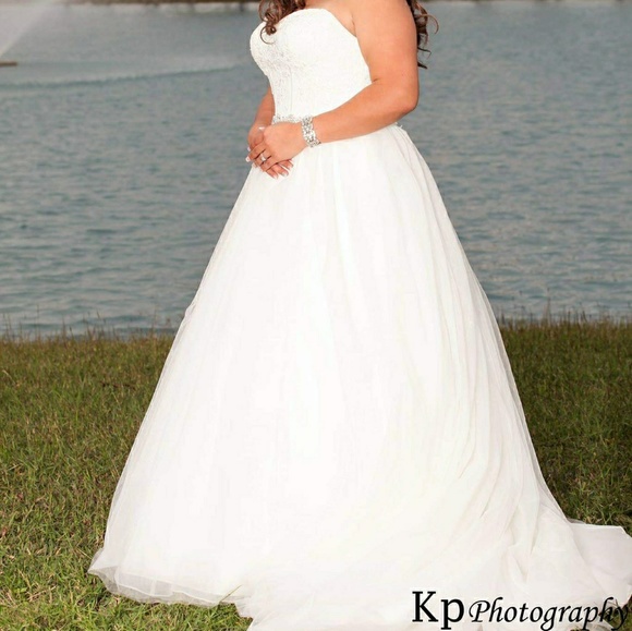 Wedding dress - Picture 1 of 3